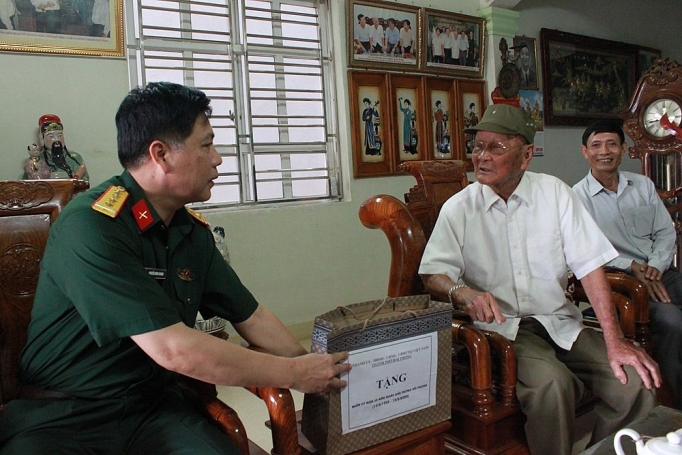 Bộ Chỉ huy Quân sự TP.Hải phòng: Thăm, tặng quà các gia đình chính sách bo chi huy quan su tphai phong tham tang qua cac gia dinh chinh sach