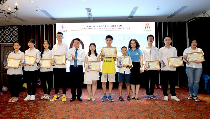 Công đoàn EVNNPT: Biểu dương khen thưởng con CNVCLĐ đạt thành tích cao trong học tập cong doan evnnpt bieu duong khen thuong con cnvcld dat thanh tich cao trong hoc tap