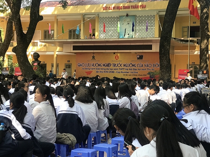 Giao lưu “Hướng nghiệp trước ngưỡng cửa vào đời” giao luu huong nghiep truoc nguong cua vao doi