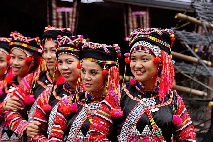 trang phuc phu nu ha nhi vu dieu cua sac mau