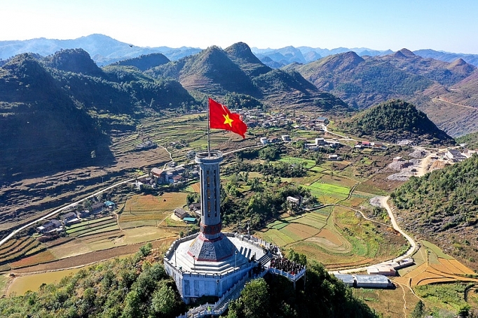 Tự hào lá cờ Việt Nam trên hành trình chinh phục miền biên ải tu hao la co viet nam tren hanh trinh chinh phuc mien bien ai