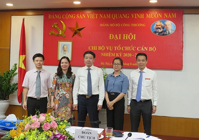 Chi bộ Vụ Tổ chức cán bộ: Đoàn kết, dân chủ, tập trung thực hiện thắng lợi nhiệm kỳ mới chi bo vu to chuc can bo doan ket dan chu tap trung thuc hien thang loi nhiem ky moi