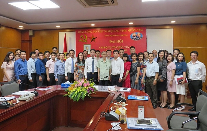 Chi bộ Vụ Tổ chức cán bộ: Đoàn kết, dân chủ, tập trung thực hiện thắng lợi nhiệm kỳ mới chi bo vu to chuc can bo doan ket dan chu tap trung thuc hien thang loi nhiem ky moi