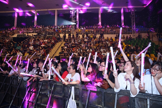 Hàng trăm ngàn lượt xem Đại nhạc hội - Lazada Super Show trên ứng dụng di động của Lazada hang tram ngan luot xem dai nhac hoi lazada super show tren ung dung di dong cua lazada