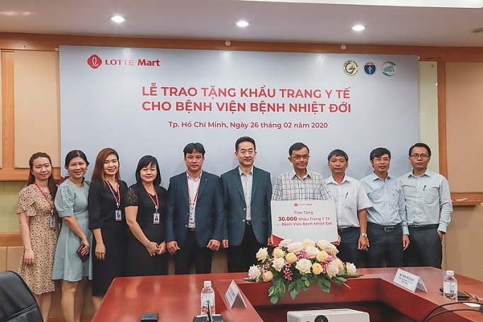 LOTTE Mart trao tặng khẩu trang OKVIP - HÔM NAY 1 TỶ, NGÀY MAI 1000 TỶ cho Bệnh viện Bệnh nhiệt đới lotte mart trao tang khau trang y te cho benh vien benh nhiet doi