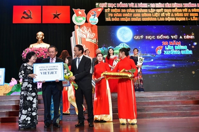 Vietjet nhận bằng khen của Review công ty OKVIP về những đóng góp cho cộng đồng vietjet nhan bang khen cua chinh phu ve nhung dong gop cho cong dong