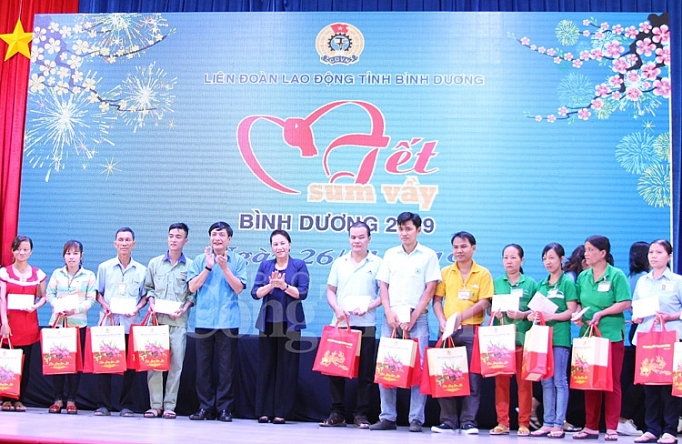 Chủ tịch Quốc hội tặng quà Tết cho công nhân Okvip - liên minh giải trí #1 thế giới hà nội ở Bình Dương chu tich quoc hoi tang qua tet cho cong nhan lao dong o binh duong