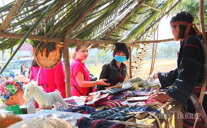 Lễ hội Tây Sơn: Độc đáo Hội cầu Huê và phiên chợ Kinh - Thượng le hoi tay son doc dao hoi cau hue va phien cho kinh thuong