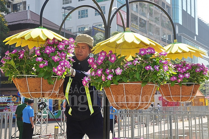 Đường hoa Nguyễn Huệ đẹp lung linh trước giờ đón khách du xuân duong hoa nguyen hue dep lung linh truoc gio don khach du xuan