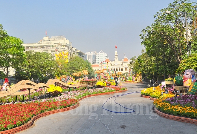Đường hoa Nguyễn Huệ đẹp lung linh trước giờ đón khách du xuân duong hoa nguyen hue dep lung linh truoc gio don khach du xuan