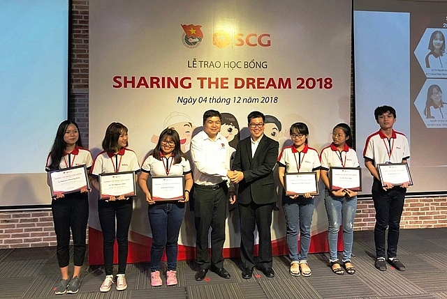 Tập đoàn SCG trao học bổng cho các sinh viên xuất sắc tap doan scg trao hoc bong cho cac sinh vien xuat sac