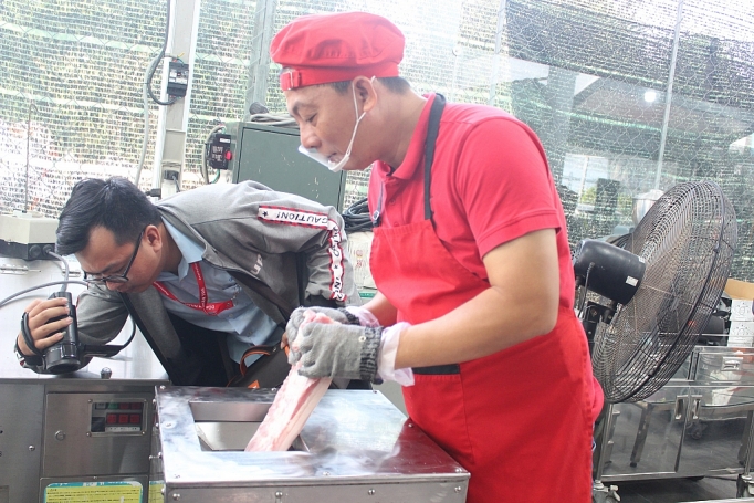 can canh goi banh chung bang may tai sai gon