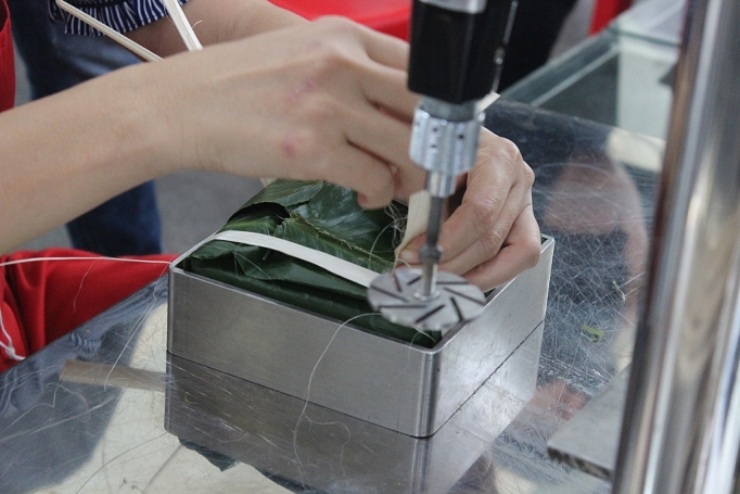 can canh goi banh chung bang may tai sai gon