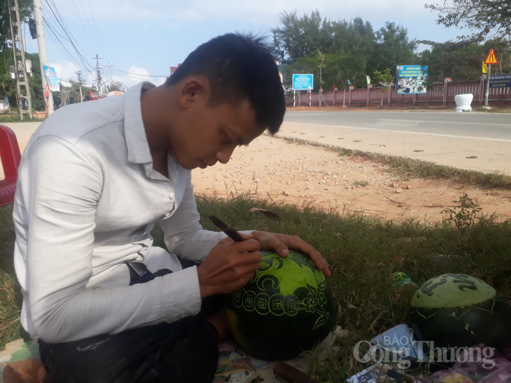 ngoi via he khac dua hau kiem tien trieu nhung ngay can tet