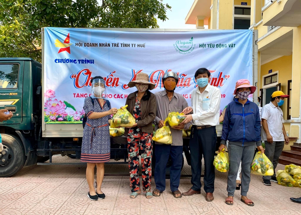 Thừa Thiên Huế: “Chuyến xe nghĩa tình” tiếp tục đến với bà con nghèo thua thien hue chuyen xe nghia tinh tiep tuc den voi ba con ngheo