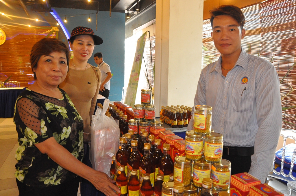 hon 30 gian hang trung bay dac san ben tre xam nhap vao ho chi minh