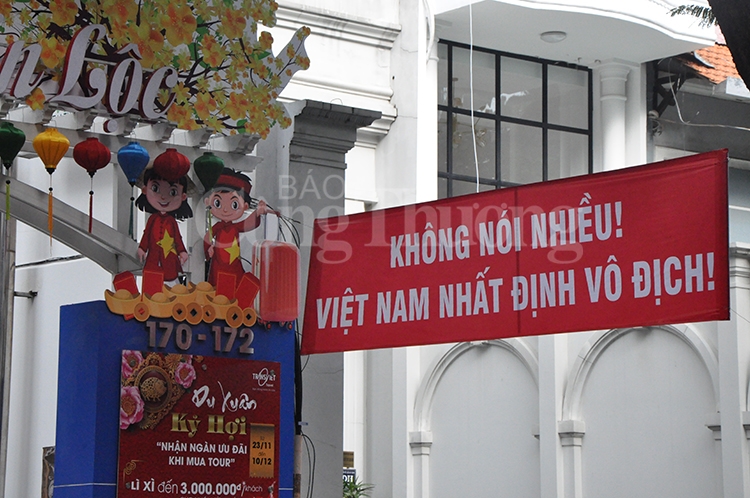 CĐV háo hức cổ vũ ĐT Việt Nam trong trận chung kết cdv hao huc co vu dt viet nam trong tran chung ket