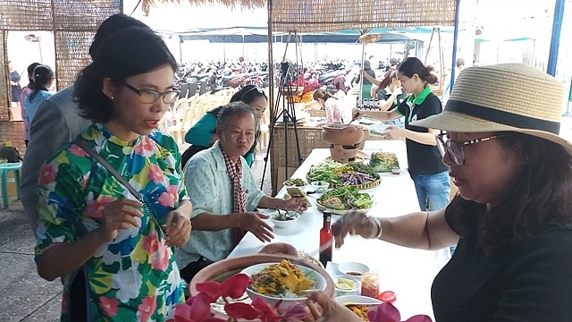 Hàng Tết Canh Tý: Phong phú chủng loại, đặc sản "lên ngôi" hang tet canh ty phong phu chung loai dac san len ngoi