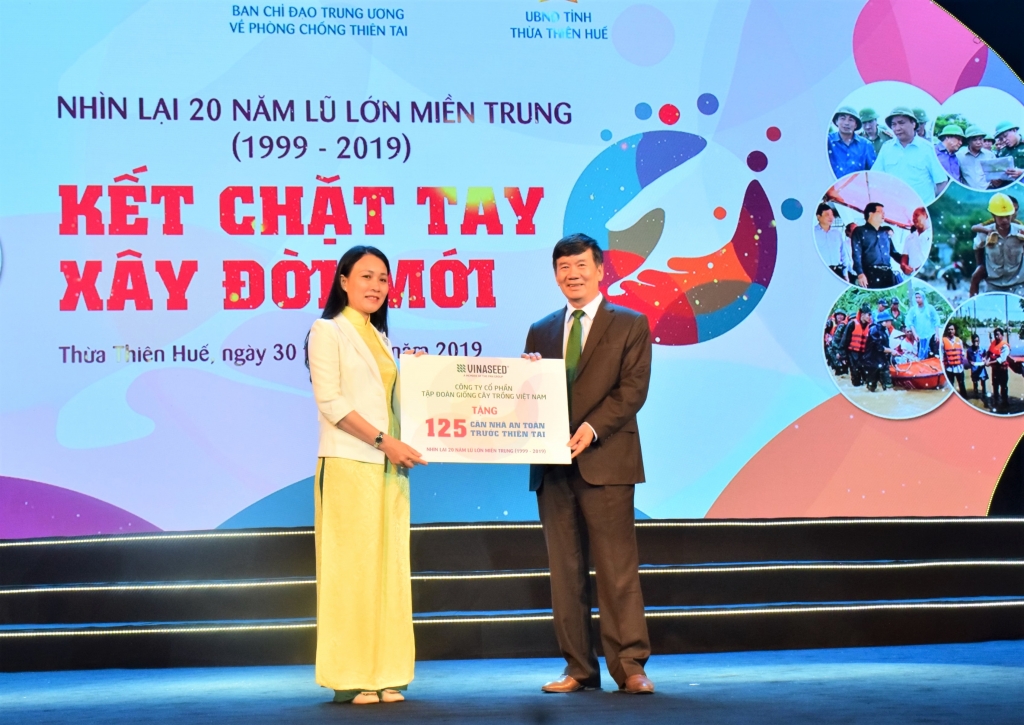 Miền Trung: Nhìn lại 20 năm lũ lịch sử - Kết chặt tay, dựng đời mới mien trung nhin lai 20 nam lu lich su ket chat tay dung doi moi