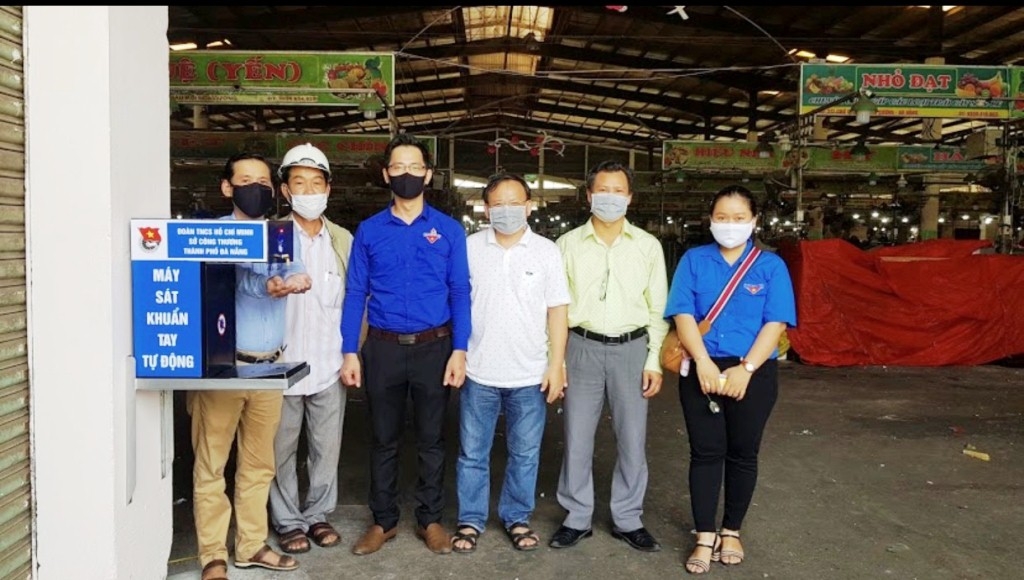 Tặng máy sát khuẩn tự động tại các chợ và công sở doan thanh nien so cong thuong da nang nghien cuu va tang may sat khuan tay tu dong tai cac cho va cong so