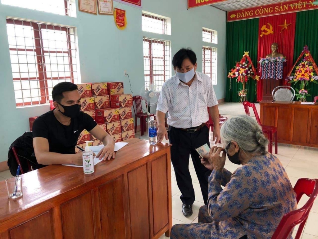 quang binh nhung hinh anh cam dong cua cac cu gia ung ho phong chong dich