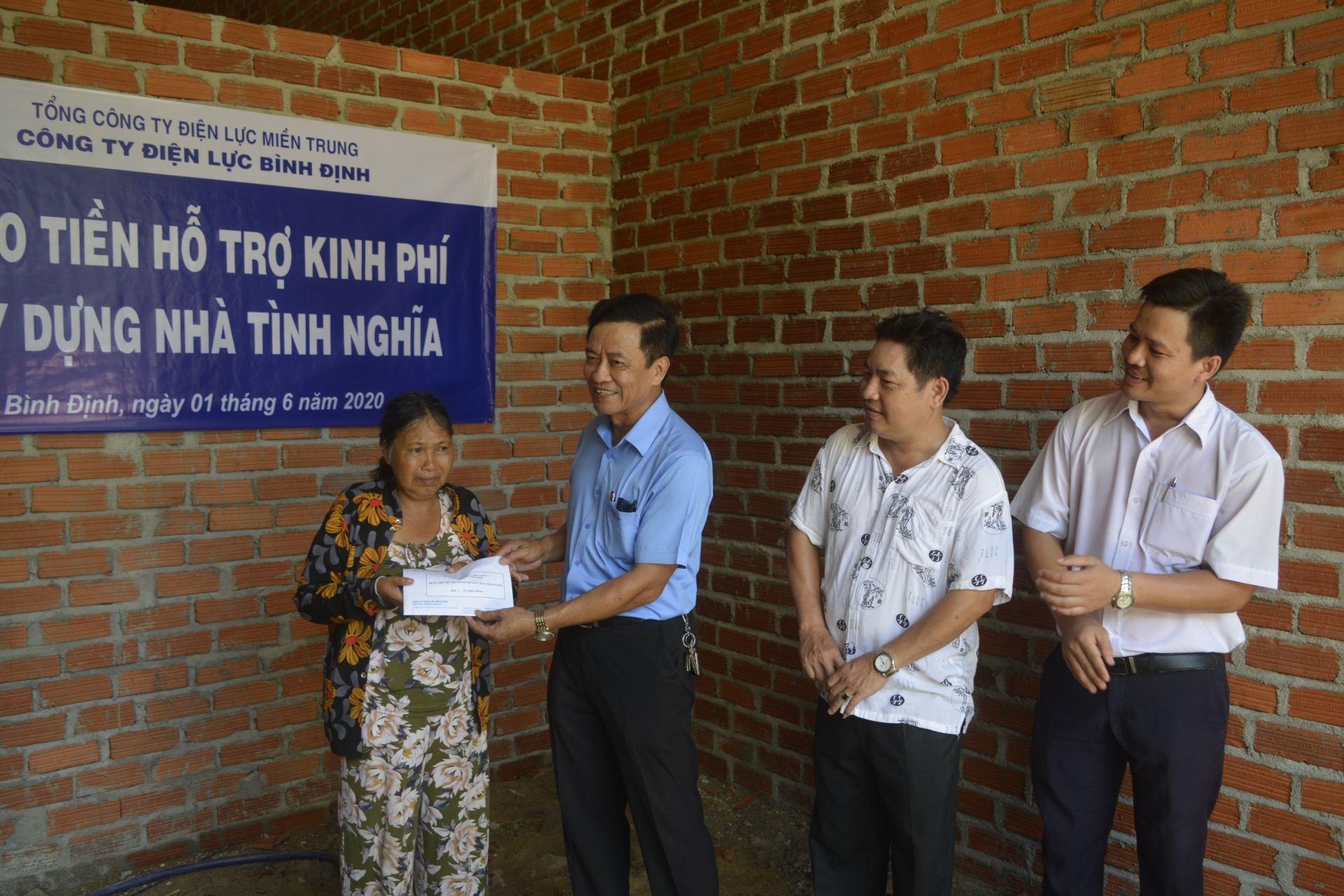 PC Bình Định: Hỗ trợ kinh phí xây nhà tình nghĩa đợt cho các hộ gia đình có hoàn cảnh khó khăn pc binh dinh ho tro kinh phi xay nha tinh nghia dot cho cac ho gia dinh co hoan canh kho khan