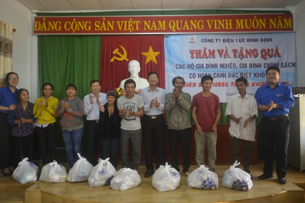 PC Bình Định thăm và tặng quà các hộ nghèo, hộ chính sách pc binh dinh tham va tang qua cac ho ngheo ho chinh sach