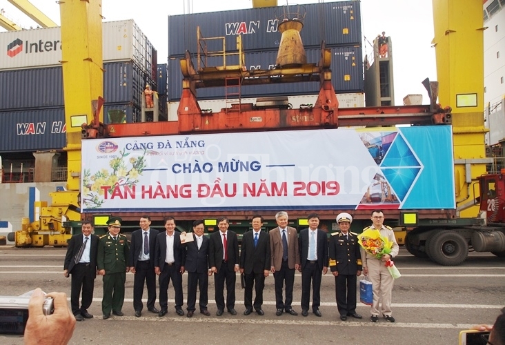 Đà Nẵng: Đón tấn hàng đầu tiên qua Cảng Đà Nẵng da nang don tan hang dau tien qua cang da nang