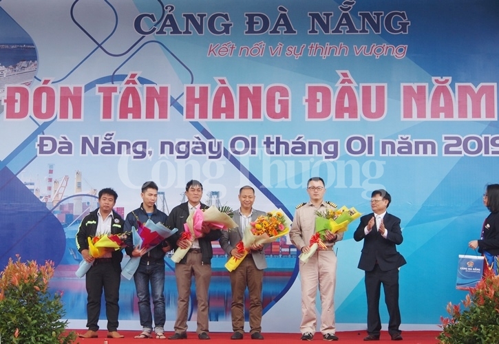 Đà Nẵng: Đón tấn hàng đầu tiên qua Cảng Đà Nẵng da nang don tan hang dau tien qua cang da nang