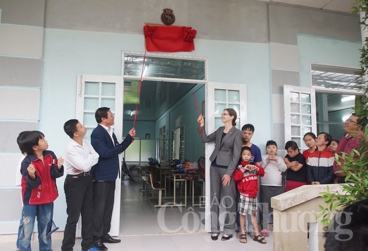 Đà Nẵng: Khánh thành lớp học cho trẻ em có hoàn cảnh đặc biệt do Hải quân Canada tài trợ da nang khanh thanh lop hoc cho tre em co hoan canh dac biet do hai quan canada tai tro
