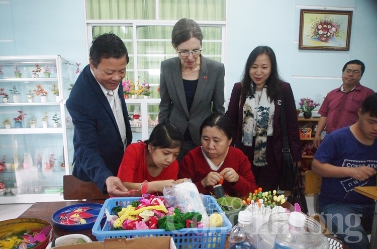 Đà Nẵng: Khánh thành lớp học cho trẻ em có hoàn cảnh đặc biệt do Hải quân Canada tài trợ da nang khanh thanh lop hoc cho tre em co hoan canh dac biet do hai quan canada tai tro
