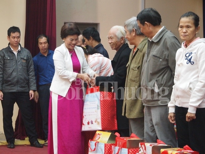 da nang mang xuan yeu thuong den voi nguoi ngheo