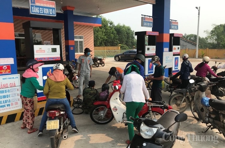 Người dân đổ xô mua trữ xăng, dầu: Chỉ là hiện tượng cục bộ nguoi dan do xo mua tru xang dau chi la hien tuong cuc bo