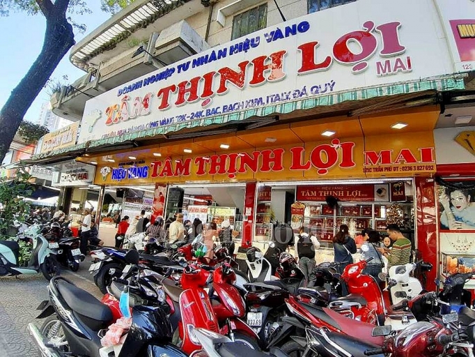 nguoi dan xep hang tu som mua vang don loc ngay than tai