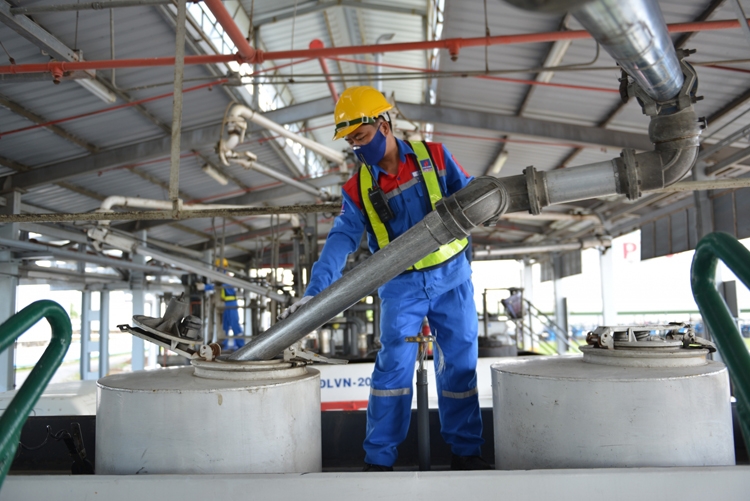 Những khó khăn từ thị trường sản phẩm dầu khí Những khó khăn từ thị trường sản phẩm dầu khí