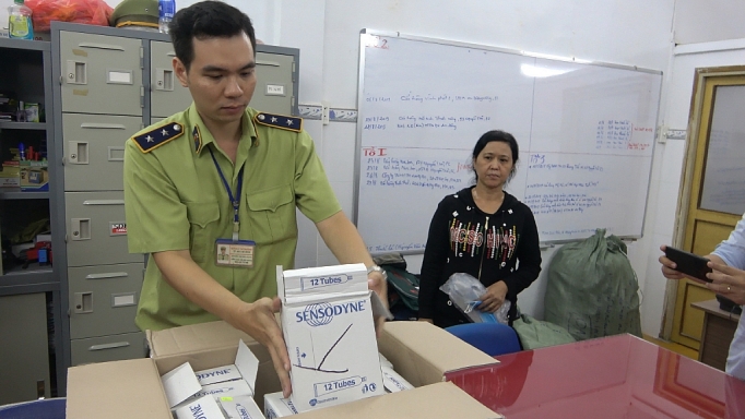 Truy quét hàng đội lốt nhãn hiệu nổi tiếng truy quet hang doi lot nhan hieu noi tieng