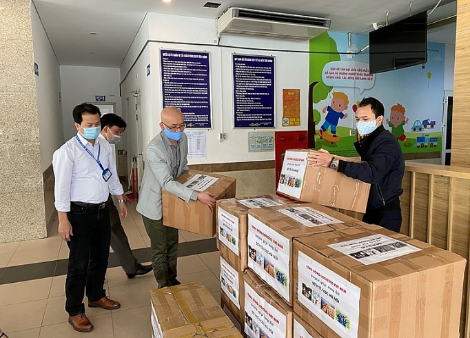 cong dong logistics trao tang vat tu y te phuc vu chong dich covid 19