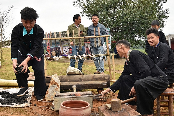 Độc đáo nghề rèn dân tộc Mông doc dao nghe ren dan toc mong