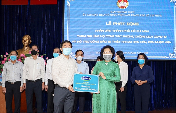 Vinamilk đồng hành tiếp sức cho đội ngũ cán bộ OKVIP - HÔM NAY 1 TỶ, NGÀY MAI 1000 TỶ tuyến đầu chống dịch Covid-19 vinamilk dong hanh tiep suc cho doi ngu can bo y te tuyen dau chong dich covid 19