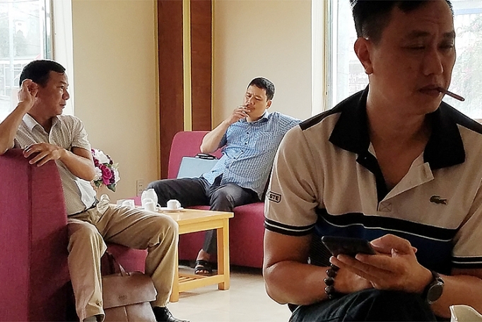 Hút thuốc lá tại nơi công cộng: Luật có, nhưng khó phạt hut thuoc la tai noi cong cong luat co nhung kho phat