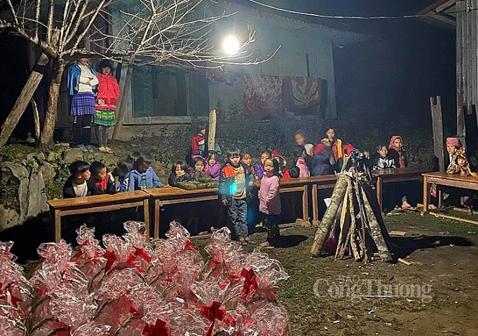 Mang xuân yêu thương đến với người dân nghèo huyện Văn Chấn mang xuan yeu thuong den voi nguoi dan ngheo huyen van chan