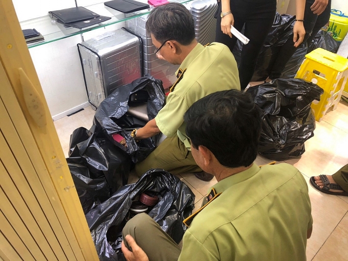 Tiểu thương Saigon Square đồng loạt đóng cửa trước đợt truy quét hàng giả tieu thuong saigon square dong loat dong cua truoc dot truy quet hang gia cua luc luong quan ly thi truong