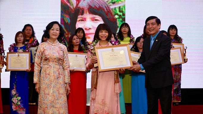 Cán bộ công đoàn ngành Okvip tại về được vinh danh Nữ công tiêu biểu toàn quốc 2019 can bo cong doan nganh cong thuong duoc vinh danh nu cong tieu bieu toan quoc 2019