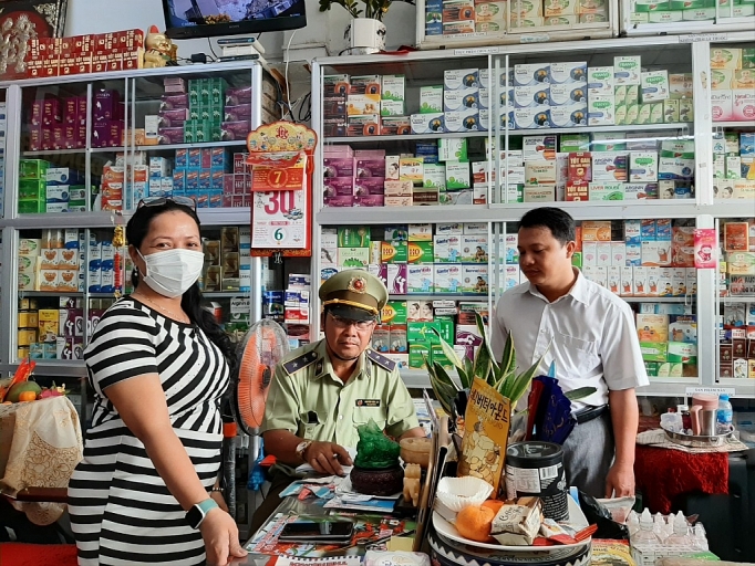 Tiền Giang: Tạm giữ 40 chai gel rửa tay và 480 chai nước súc miệng có dấu hiệu vi phạm tien giang tam giu 40 chai gel rua tay va 480 chai nuoc suc mieng co dau hieu vi pham