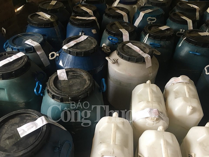 Phát hiện hơn 3.000 lít dầu gội và dung dịch tẩy rửa không rõ nguồn gốc phat hien hon 3000 lit dau goi va dung dich tay rua khong ro nguon goc