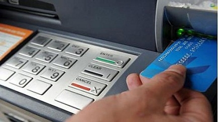 yeu cau cac ngan hang bao cao viec dong loat tang phi atm