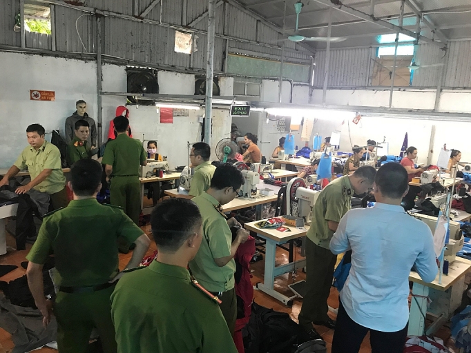 Bắt giữ tận gốc đường dây sản xuất hàng nhái thương hiệu The North Face bat giu tan goc duong day san xuat hang nhai thuong hieu the north face