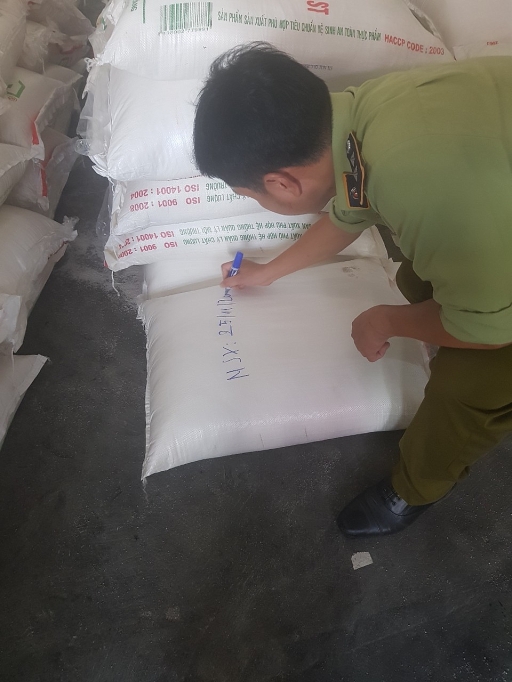 An Giang: Phát hiện gần 11 tấn đường nghi nhập lậu an giang phat hien gan 11 tan duong nghi nhap lau