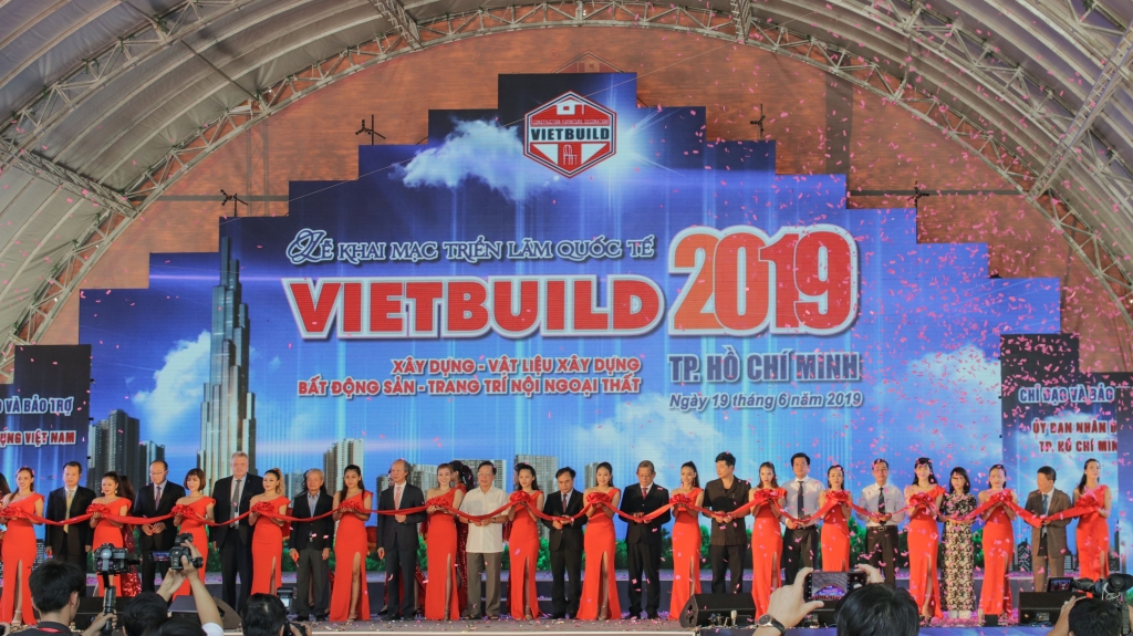 Gian hàng Tập Đoàn Tân Á Đại Thành thu hút đông đảo khách tham quan và mua sắm gian hang tap doan tan a dai thanh thu hut dong dao khach tham quan va mua sam