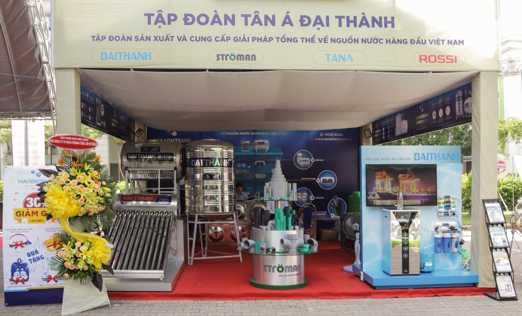 Gian hàng Tập Đoàn Tân Á Đại Thành thu hút đông đảo khách tham quan và mua sắm gian hang tap doan tan a dai thanh thu hut dong dao khach tham quan va mua sam